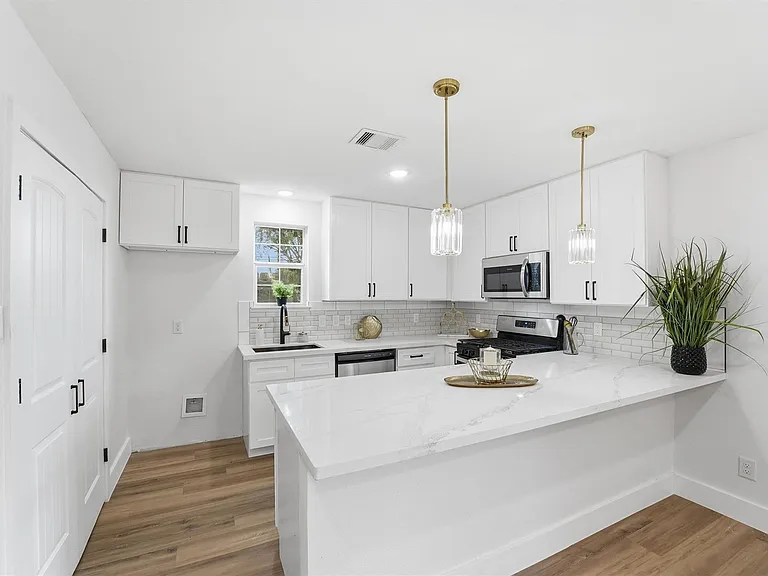 3714 Brookmeade Dr — Photo 2