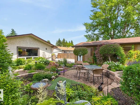 3 Hummingbird Ct, Strathcona County, AB T8A 0A4