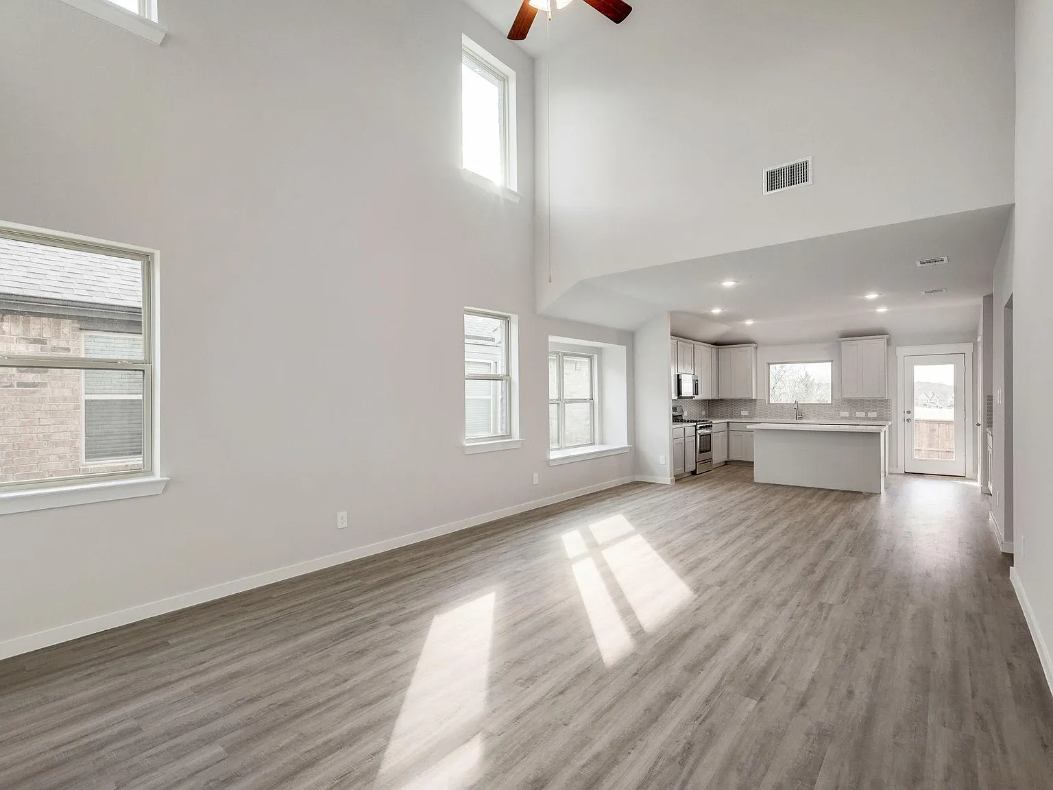4 bed, 2139 sqft, $2,950 — Photo 4