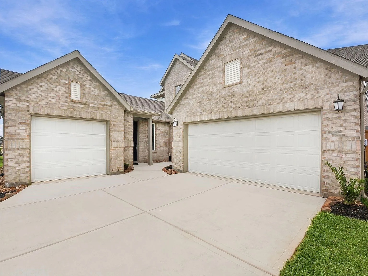 5 bed, 4.5 bath, 3308 sqft, $2,800 — Photo 2