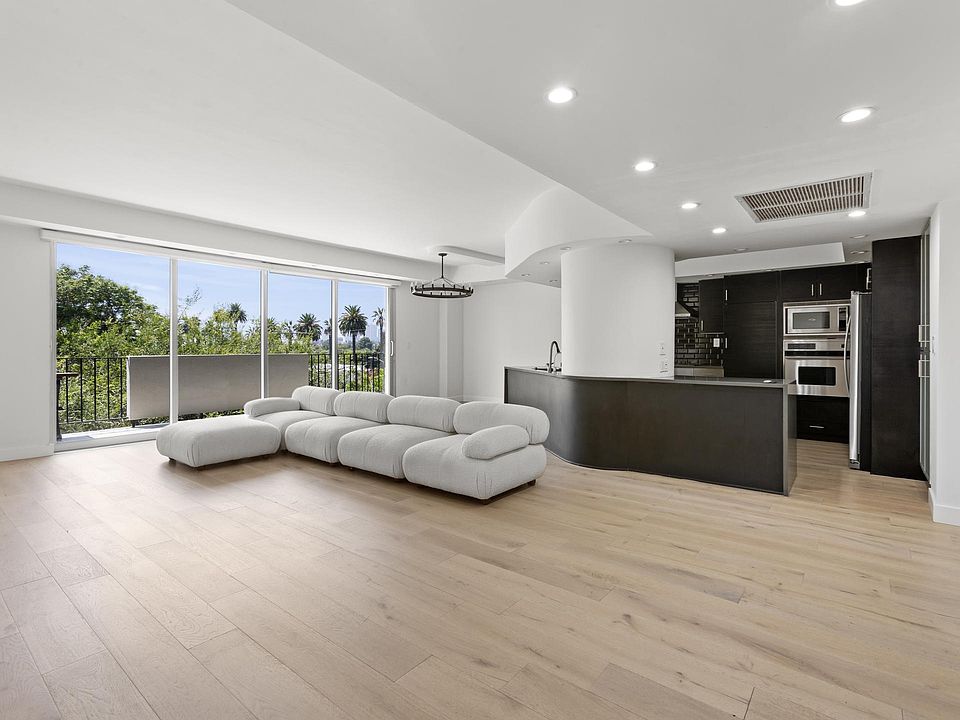 1st image of 818 N Doheny Dr APT 304
