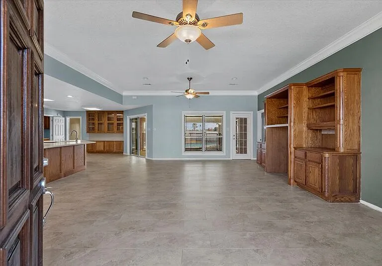 2421 Caroline St — Photo 3