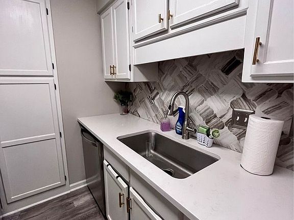 3rd image of 1303 Pine Heights Dr NE #1303