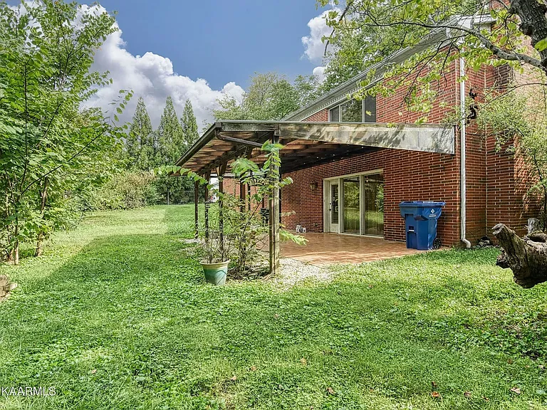 200 Suburban Rd — Photo 24