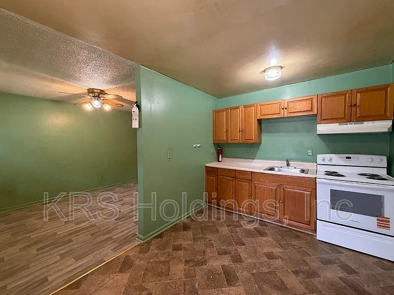 3 bed, 1.5 bath, 980 sqft, $1,695 — Photo 2