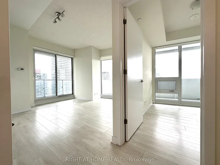 2221 Yonge St #3102 — Photo 17