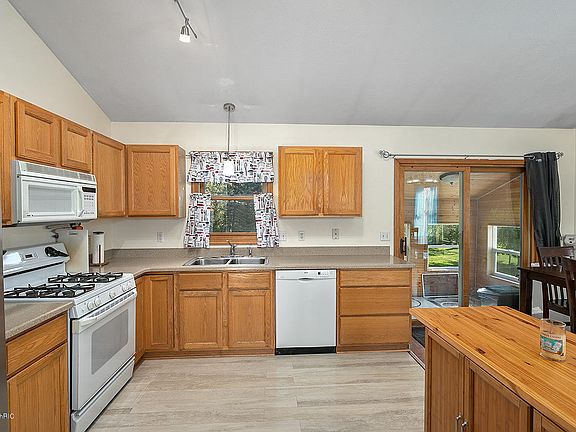 5th image of 14830 Simmons Ave NE