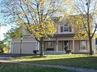 4 Chestnut Ct, Cary, IL 60013