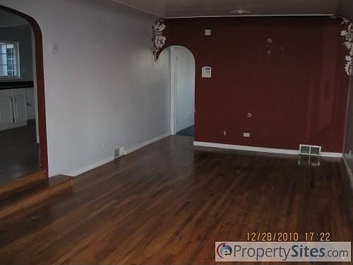 2nd image of 105 Raleigh St