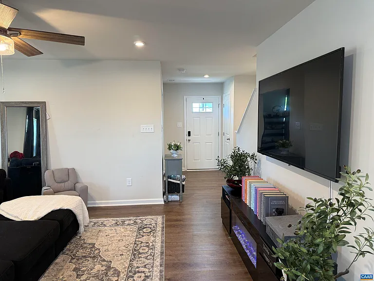 109 Walsh Ln — Photo 5