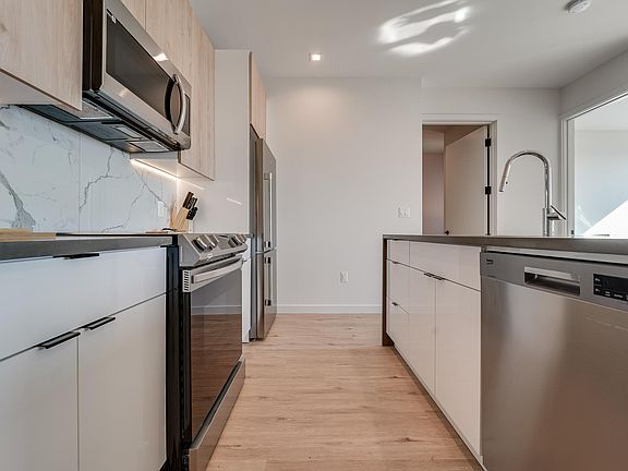 3rd image of 315 Pine St #601