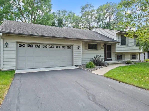 9925 Garrison Way, Eden Prairie, MN 55347
