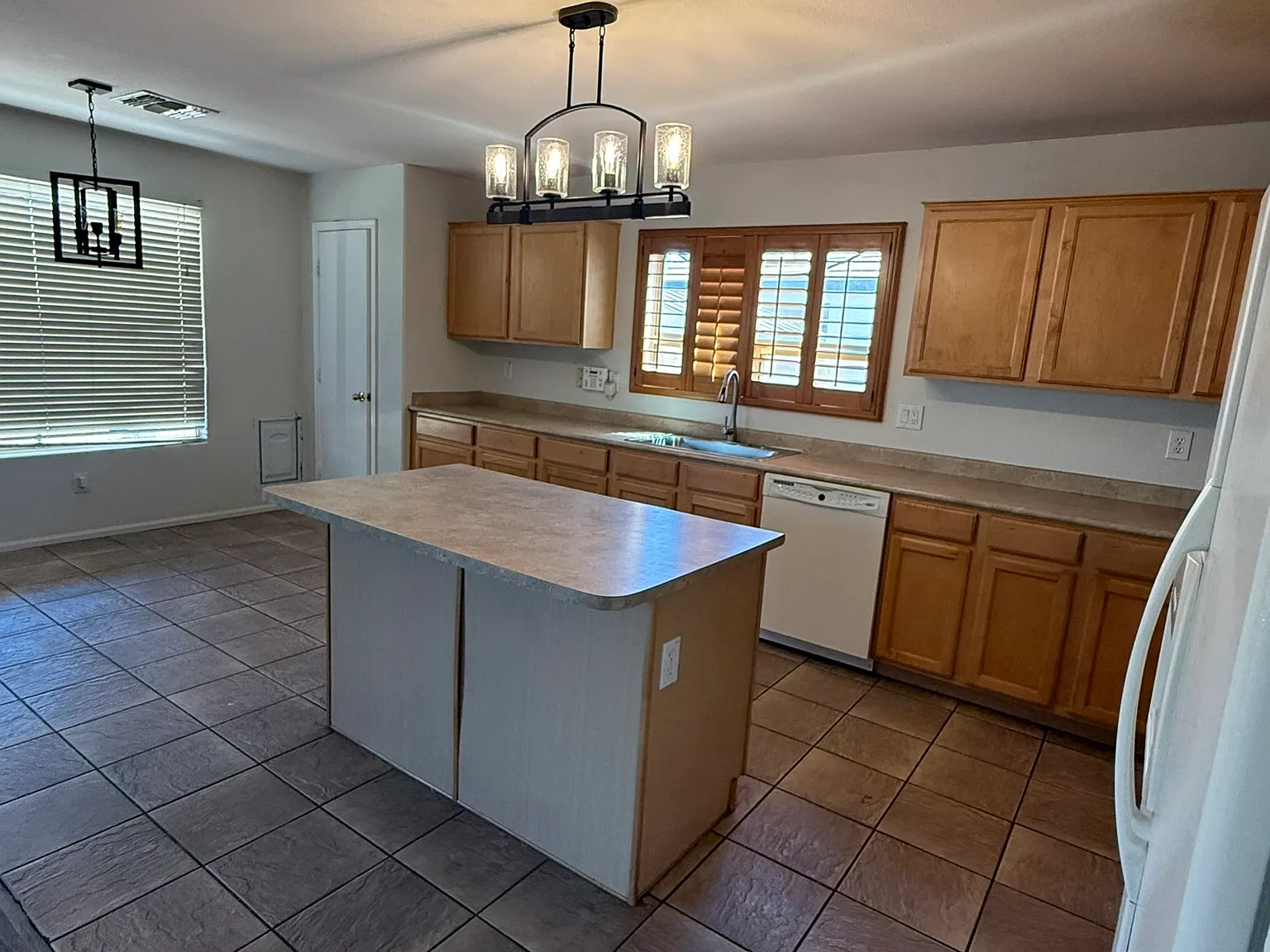 4 bed, 2389 sqft, $2,400 — Photo 2