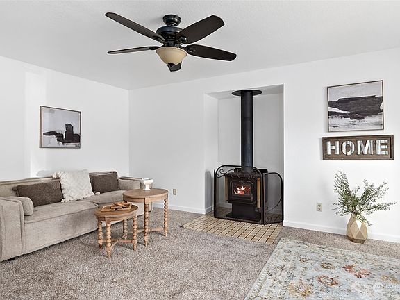 4th image of 399 SE Fisher Court