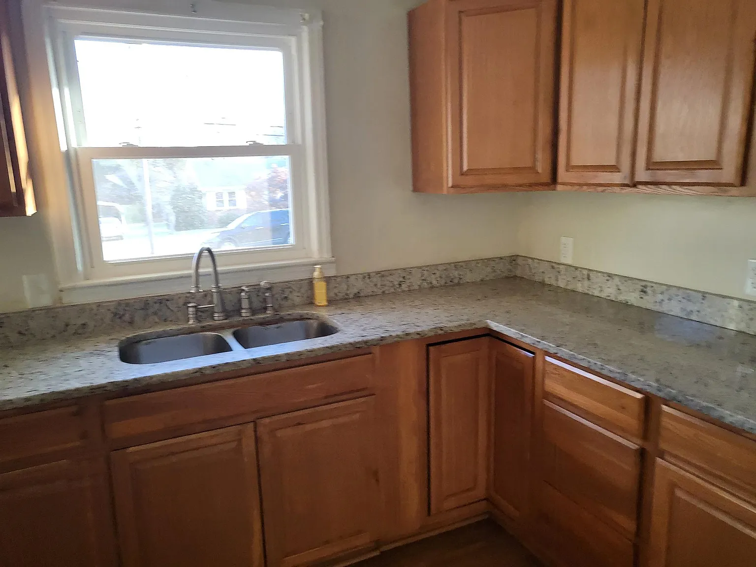 3 bed, 1250 sqft, $2,100 — Photo 2