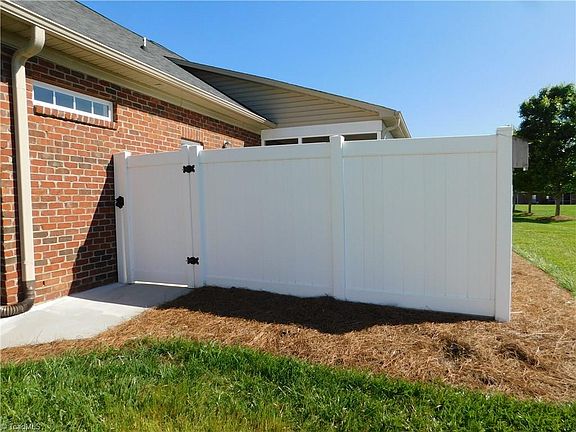 5th image of 135 N Wentworth Dr