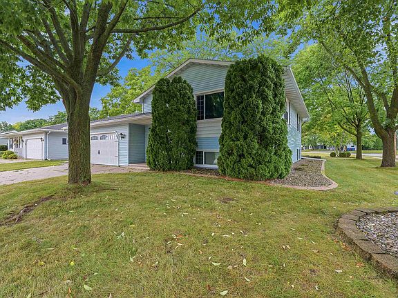 2nd image of 1805 Orchard Ln