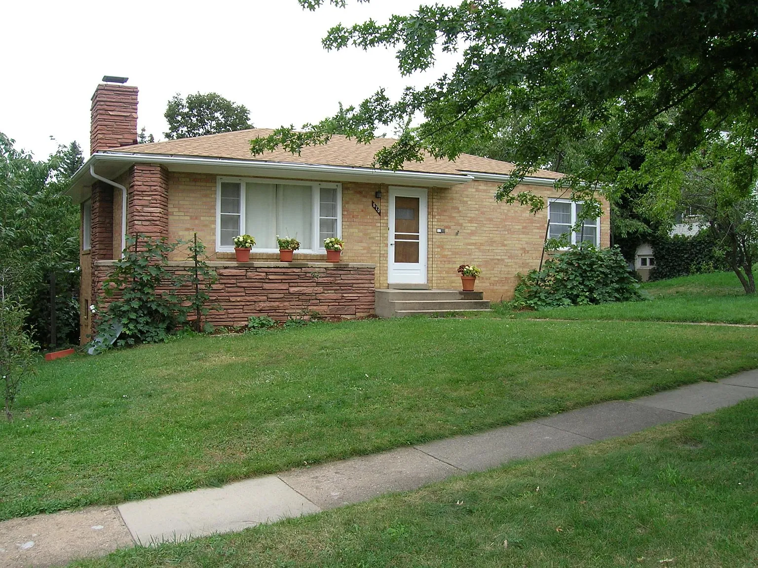 4 bed, 2800 sqft, $1,100 — Photo 3