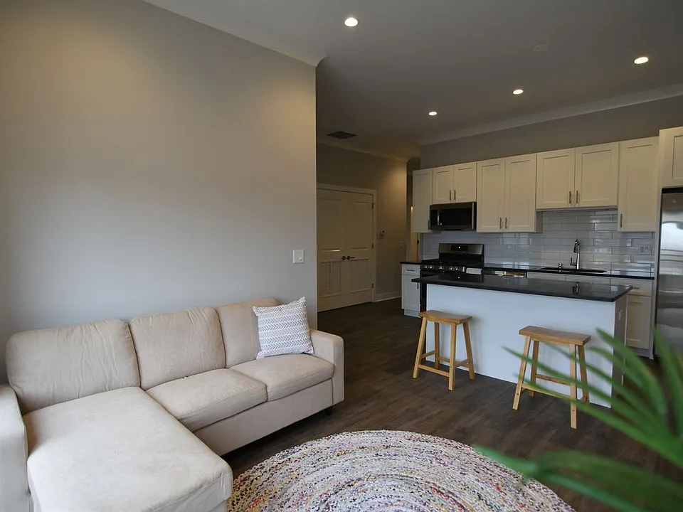 927 W Irving Park Rd #205