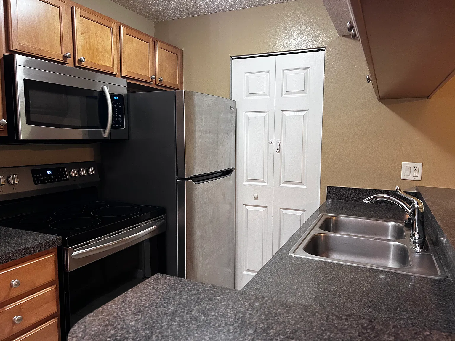 209 Lake Brook Cir — Photo 2