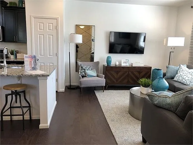 215 Jackson Dr — Photo 2