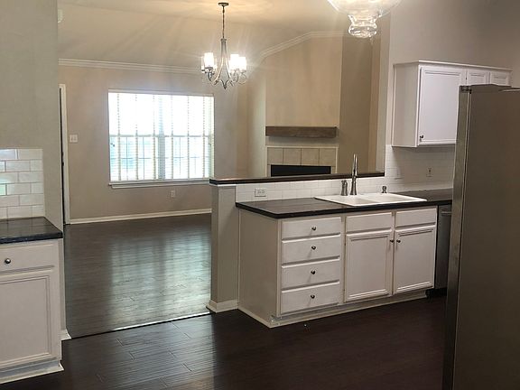 5th image of 304 Confederate Dr