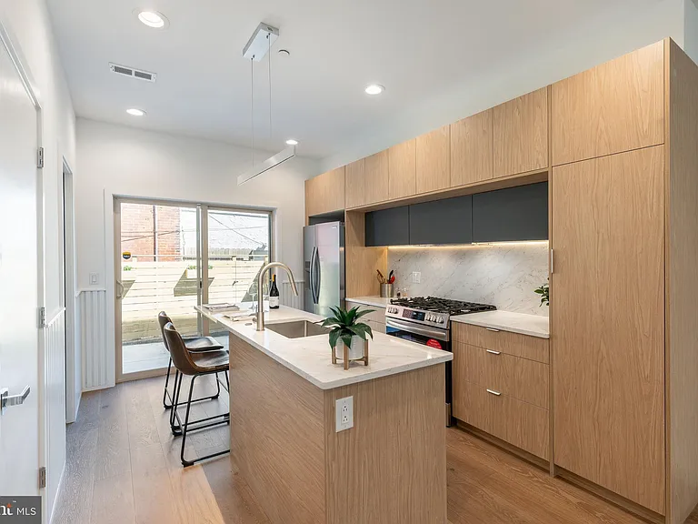 2925 W Master St — Photo 2