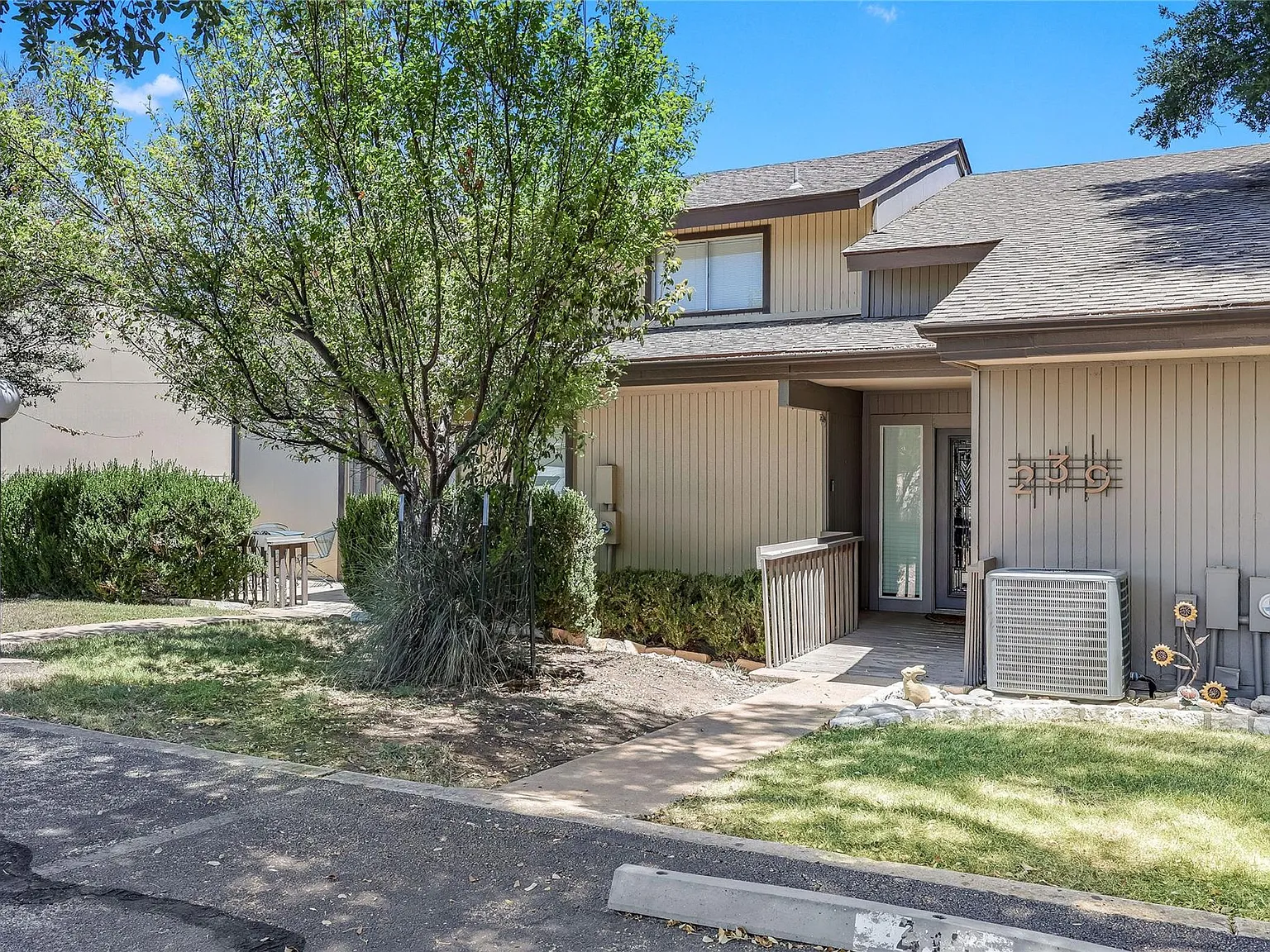 3 bed, 2.0 bath, 1608 sqft, $2,100 — Photo 3