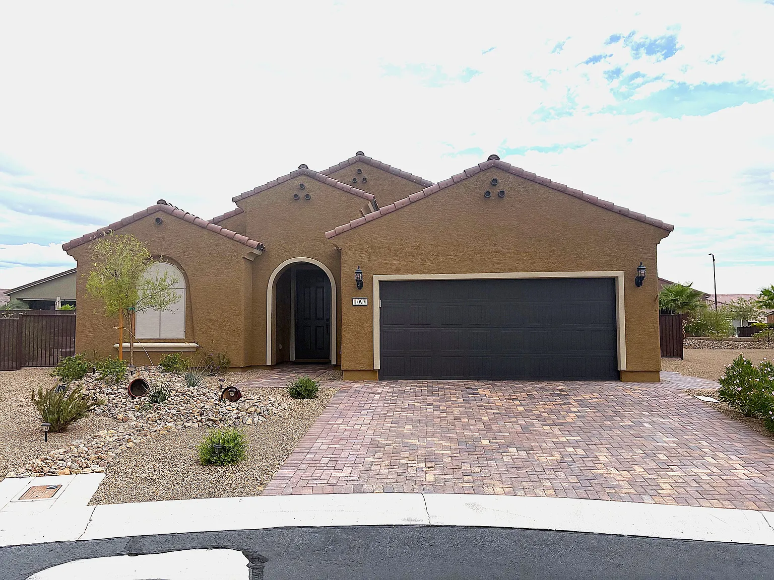 2 bed, 1890 sqft, $2,280 — Photo 1