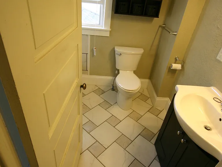 1123 W North St — Photo 4