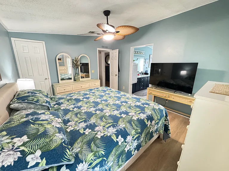 706 Oleander Cir — Photo 2