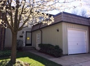 9 Cypress Sq, Elgin, IL 60123