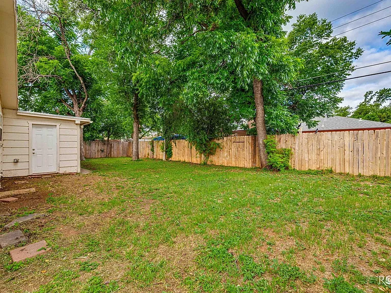 213 Twin Oaks Dr — Photo 5