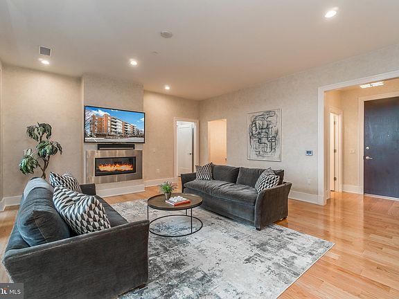 4th image of 601 N Fairfax St APT 404