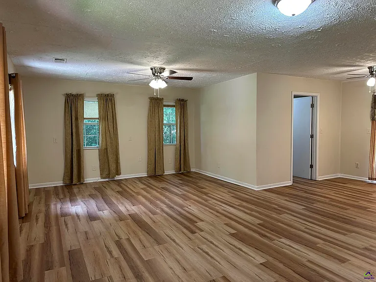 2302 Macy Ave — Photo 2