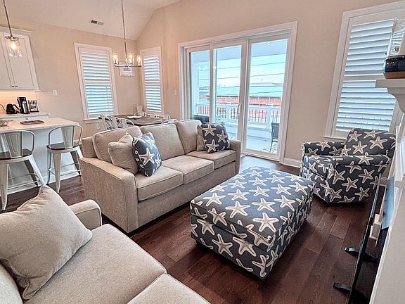4th image of 1117 West Ave #2
