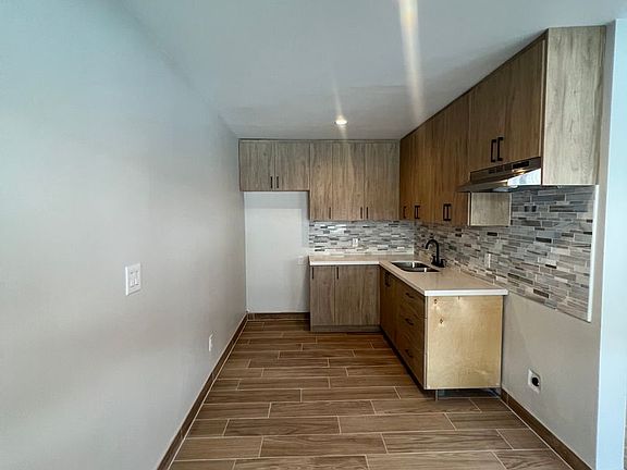 4th image of 20301 Cohasset St #7