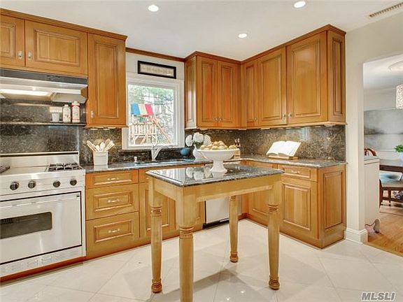 5th image of 35 Deepdale Dr