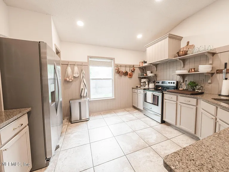 511 Chancellor Dr E — Photo 11