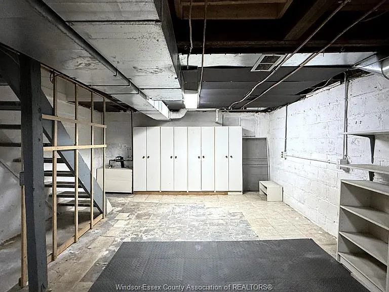1424 Wyandotte St W — Photo 26
