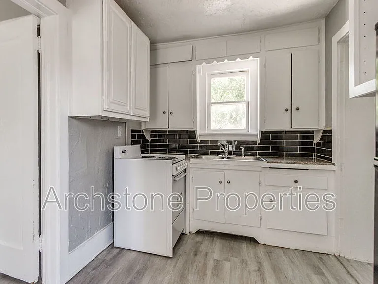 4407 N Military Ave — Photo 8