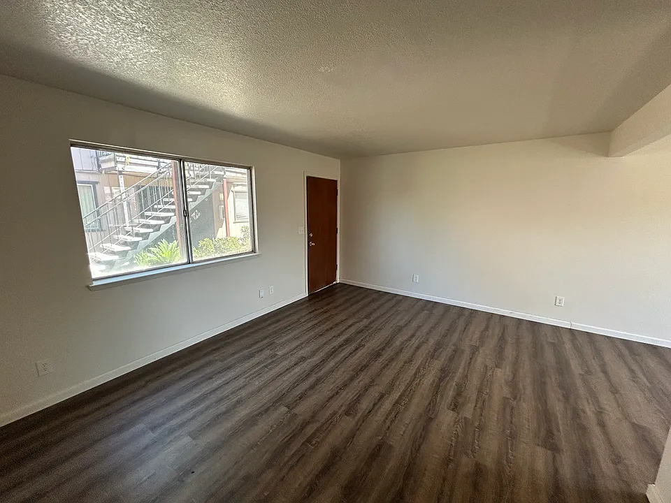 744 E Dennett Ave #104