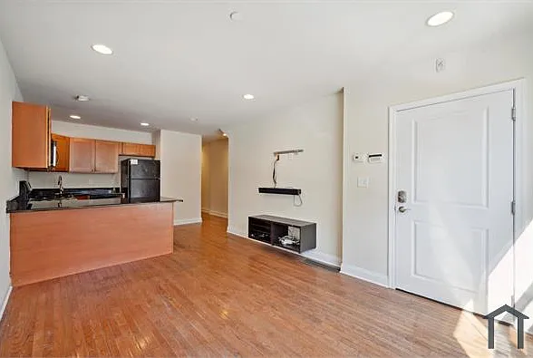 3 bed, 1132 sqft, $1,990 — Photo 2