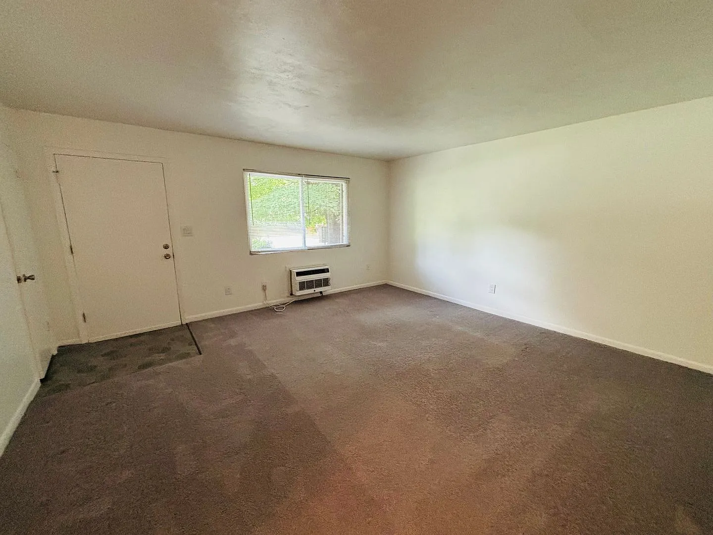 2 Bedroom, 1 Bath Apartment — Photo 3