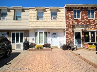 10 Cherrywood Ct, Staten Island, NY 10308