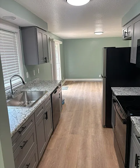 878 NE Thomas Ct — Photo 2