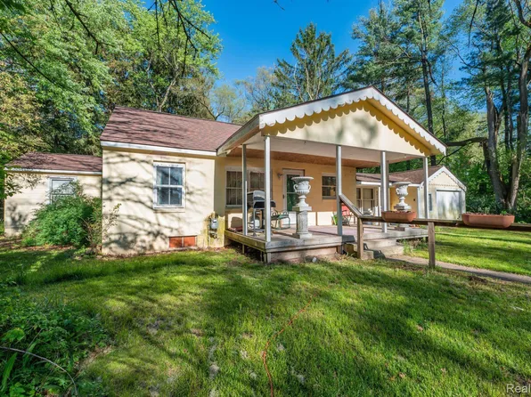 5375 S Pleasant Valley Rd, Brighton, MI 48114