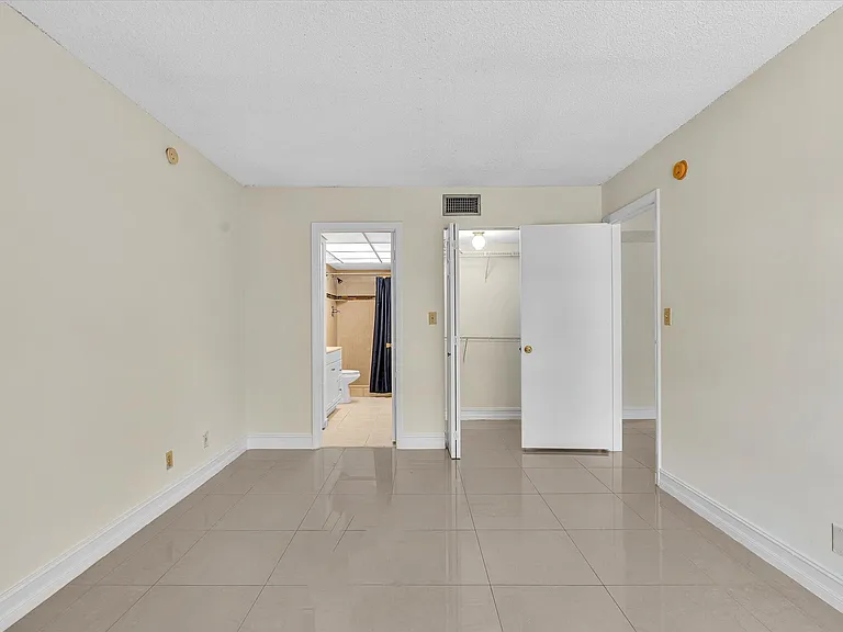 470 NW 20th St — Photo 22