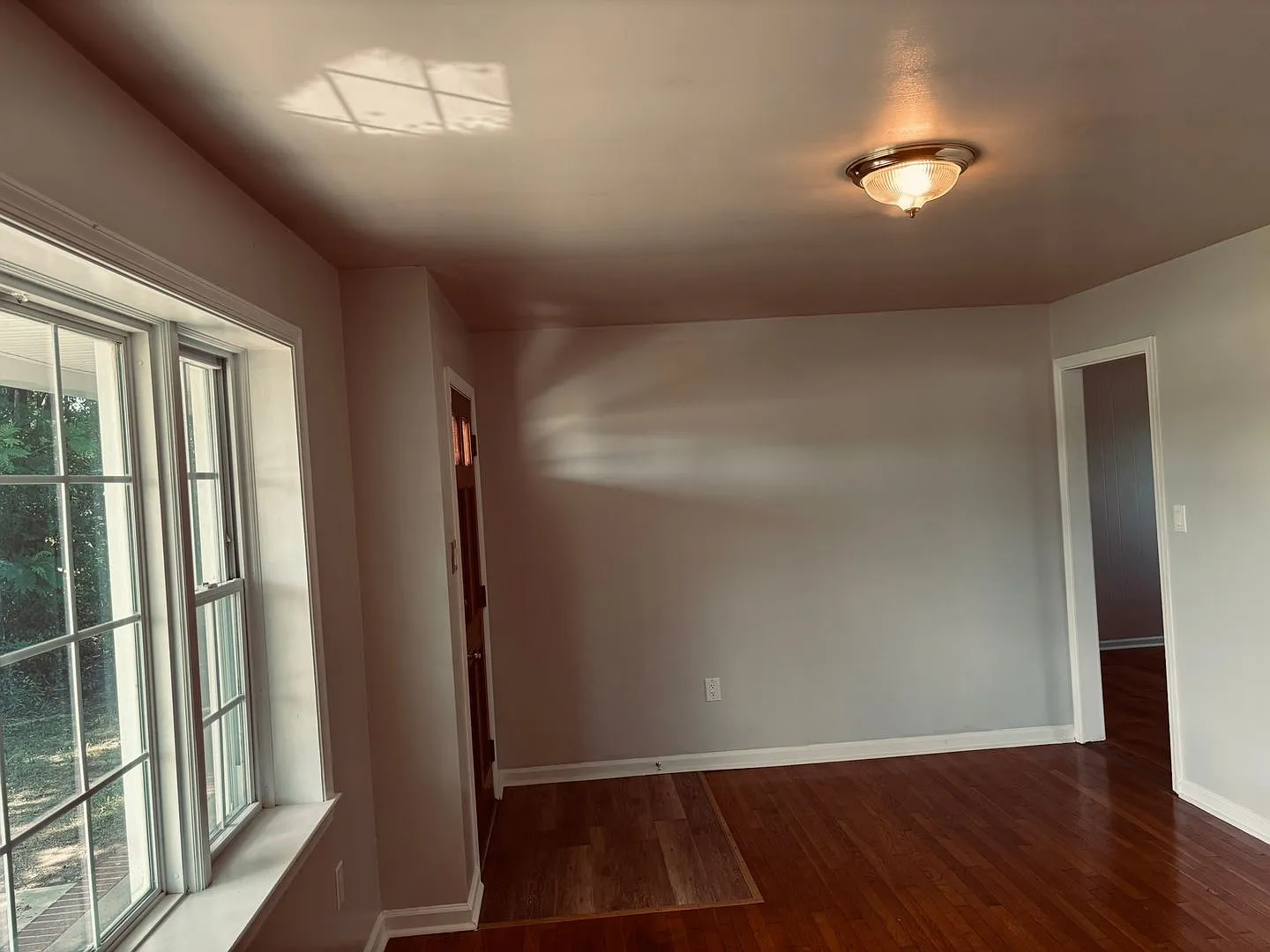 Large 3 bedroom brick rancher with 1.5 bathrooms. — Photo 3