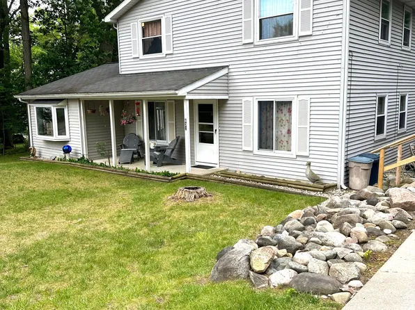 632 Lakeshore Dr, Columbiaville, MI 48421